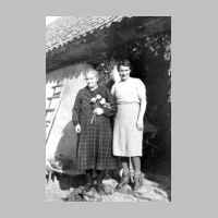 010-0003 Anna Birkhahn im hellen Kleid mit ihrer Tante aus Wehlau im Jahre 1943.jpg